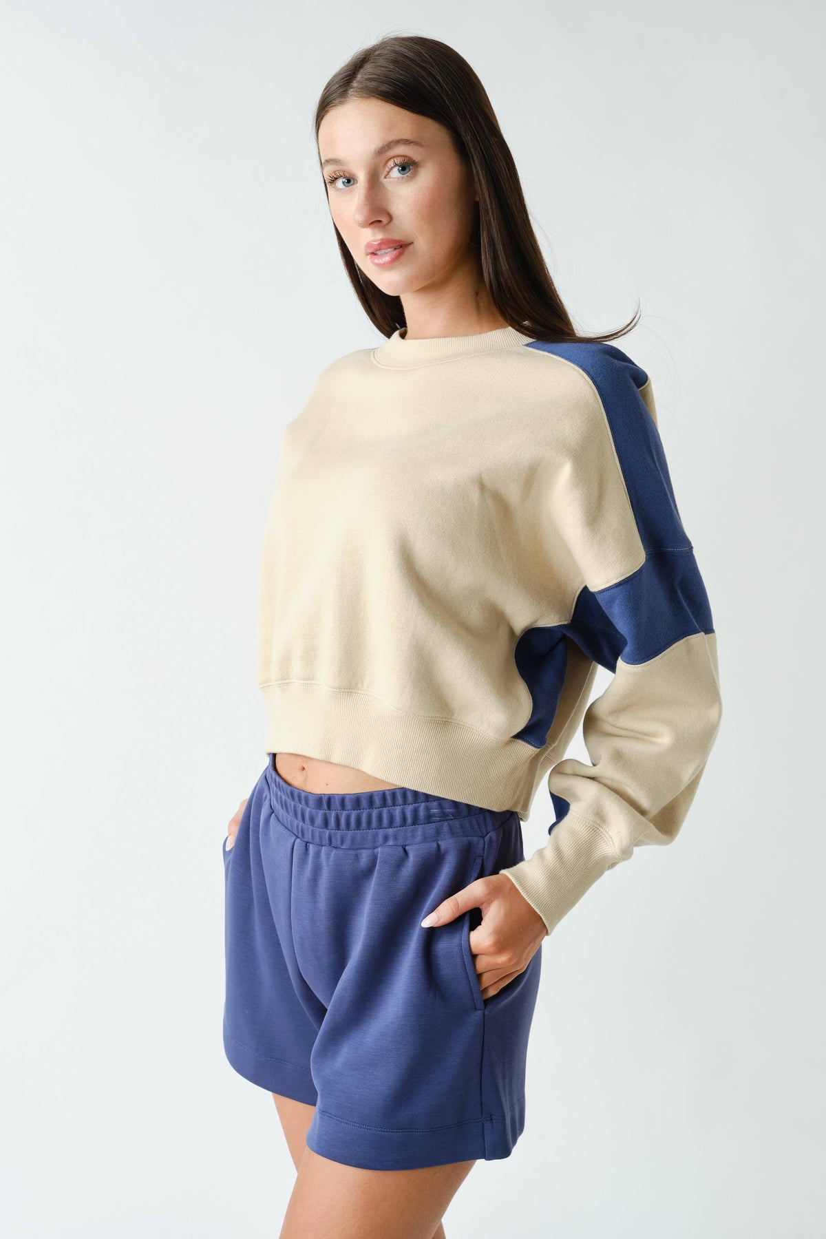 Contrast Edge Cropped Sweatshirt
